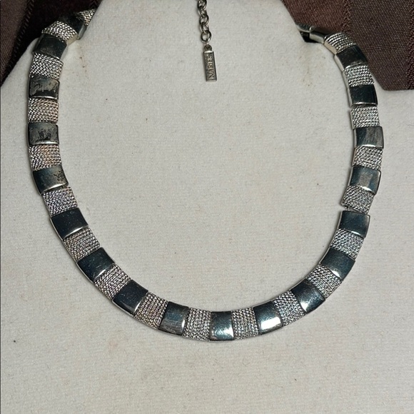 Elegant Silver-Tone Necklace - Picture 1 of 1